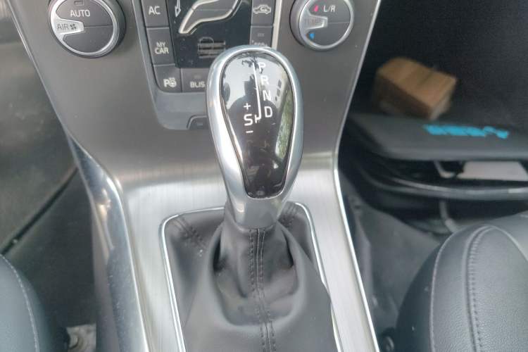 Used Volvo V40 2016 T4 Smart Luxury Edition Gear Lever