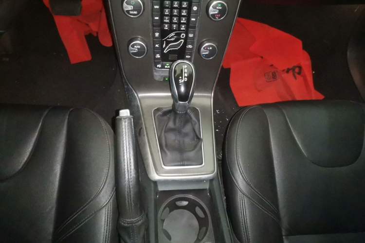 Used Volvo V40 2016 T4 Smart Luxury Edition Gear Lever