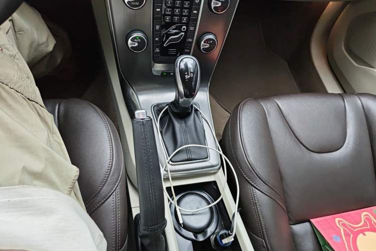 Used Volvo V40 2016 T3 Zhiyi Edition Gear Lever