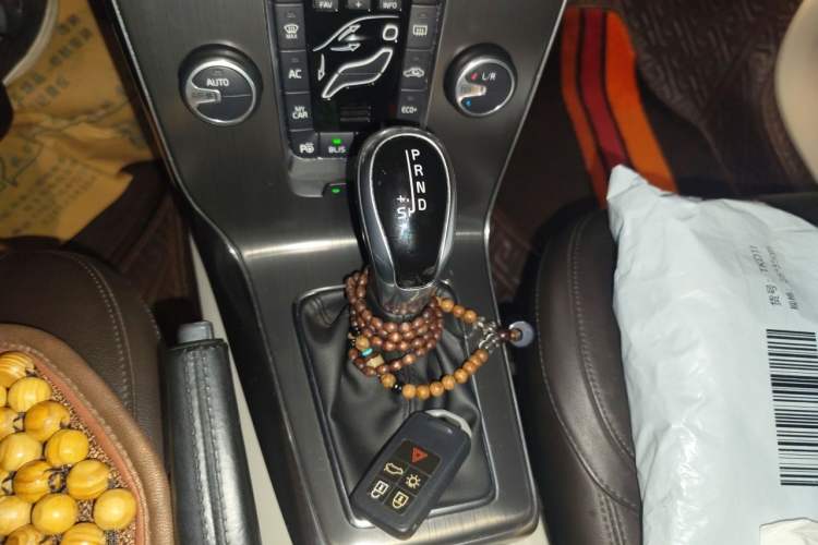Used Volvo V40 2016 T4 Smart Luxury Edition Gear Lever
