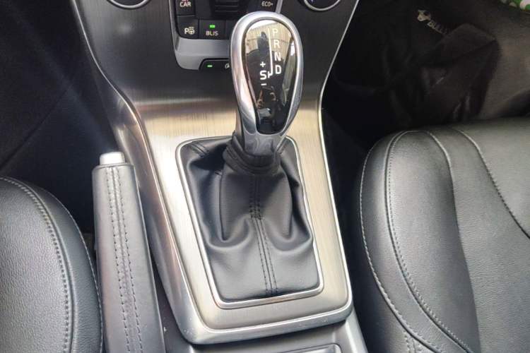 Used Volvo V40 2016 T4 Smart Luxury Edition Gear Lever