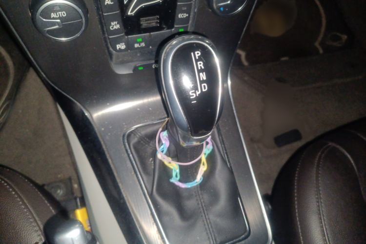 Used Volvo V40 2016 T4 Smart Luxury Edition Gear Lever