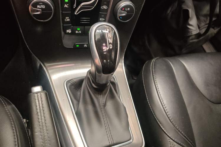 Used Volvo V40 2016 T4 Smart Luxury Edition Gear Lever