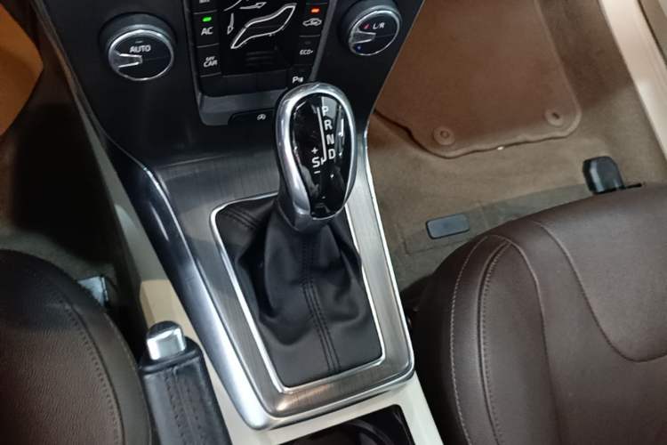 Used Volvo V40 2016 T3 Zhiyi Edition Gear Lever