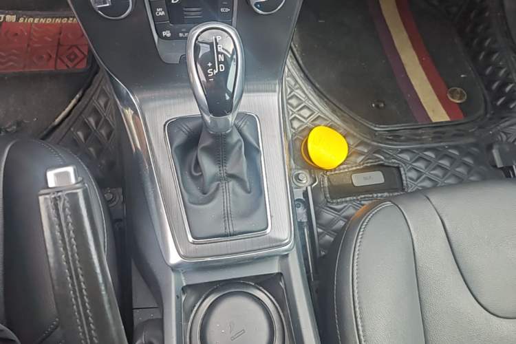 Used Volvo V40 2016 T4 Smart Luxury Edition Gear Lever