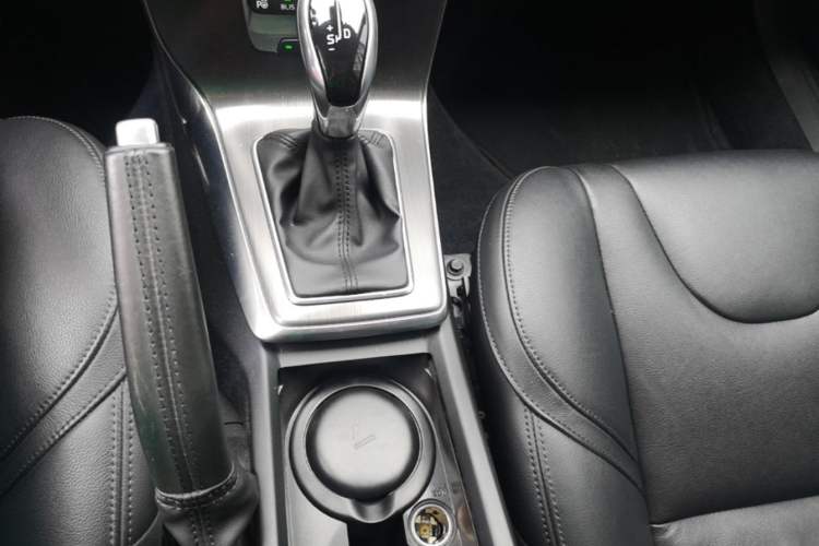 Used Volvo V40 2016 T4 Smart Luxury Edition Gear Lever