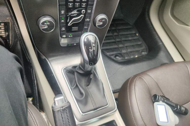Used Volvo V40 2016 T4 Smart Luxury Edition Gear Lever