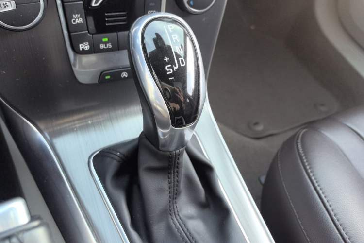 Used Volvo V40 2016 T4 Smart Luxury Edition Gear Lever