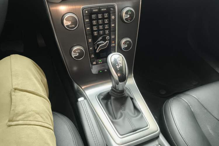 Used Volvo V40 2016 T4 Smart Luxury Edition Gear Lever