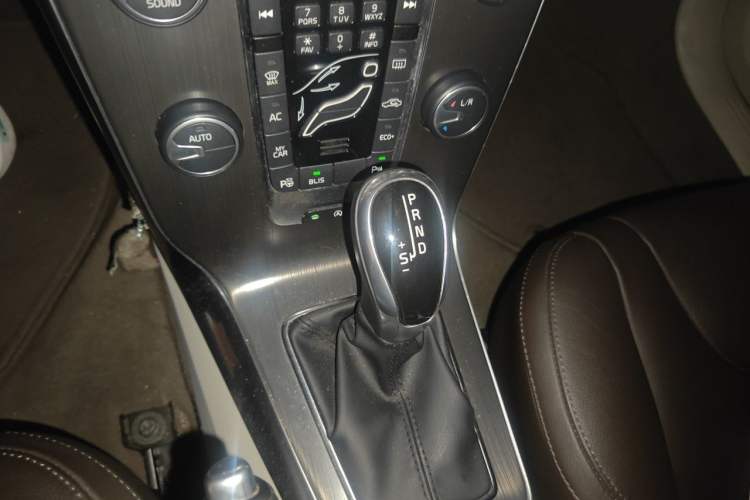 Used Volvo V40 2016 T4 Smart Luxury Edition Gear Lever