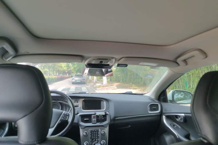 Used Volvo V40 2016 T4 Smart Luxury Edition Headliner