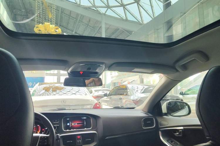 Used Volvo V40 2016 T4 Smart Luxury Edition Headliner