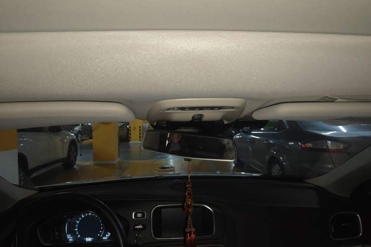 Used Volvo V40 2016 T4 Smart Luxury Edition Headliner