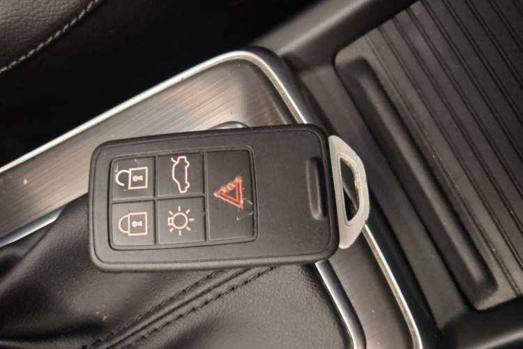 Used Volvo V40 2016 T4 Smart Luxury Edition Interior 1