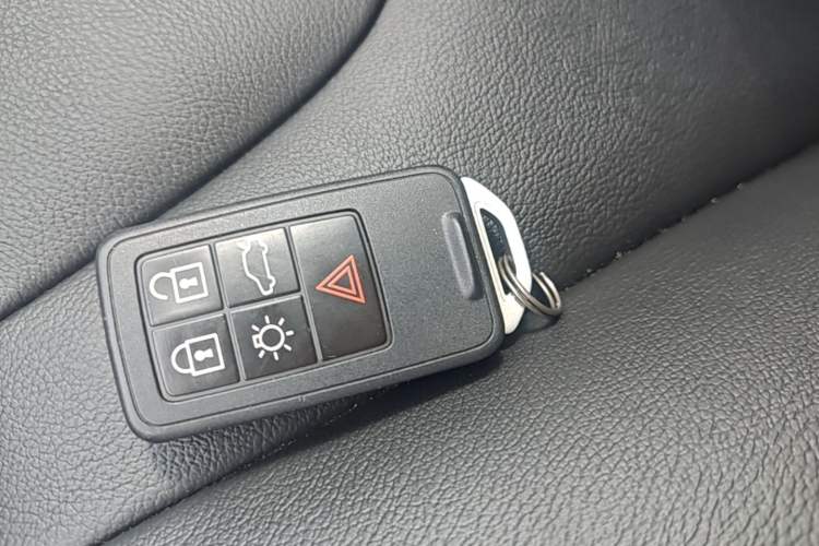 Used Volvo V40 2016 T4 Smart Luxury Edition Interior 1