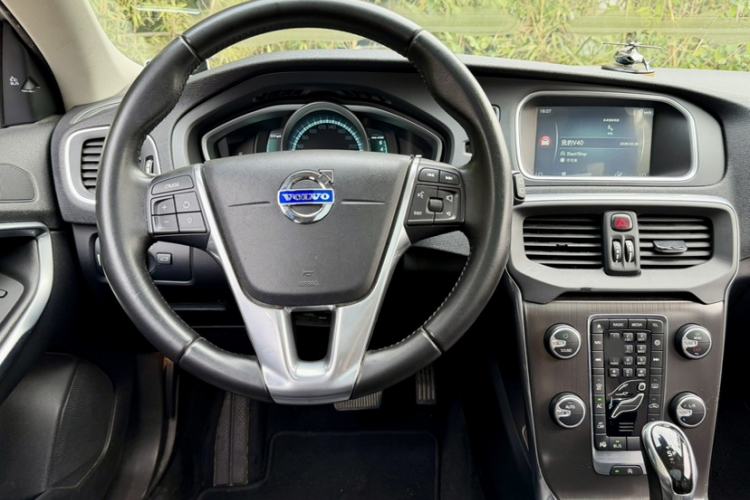Used Volvo V40 2016 T4 Smart Luxury Edition Interior 10