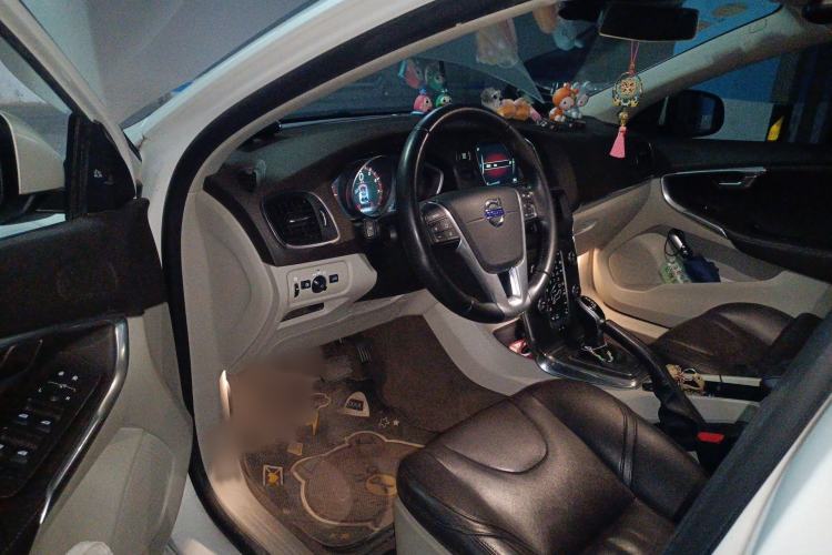 Used Volvo V40 2016 T4 Smart Luxury Edition Interior 3