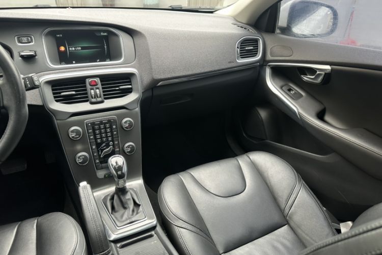 Used Volvo V40 2016 T3 Zhiyi Edition Interior 4