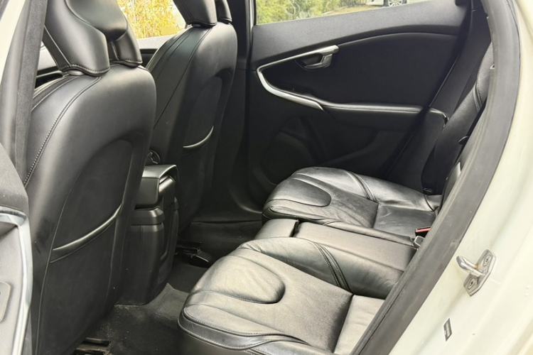 Used Volvo V40 2016 T4 Smart Luxury Edition Interior 7