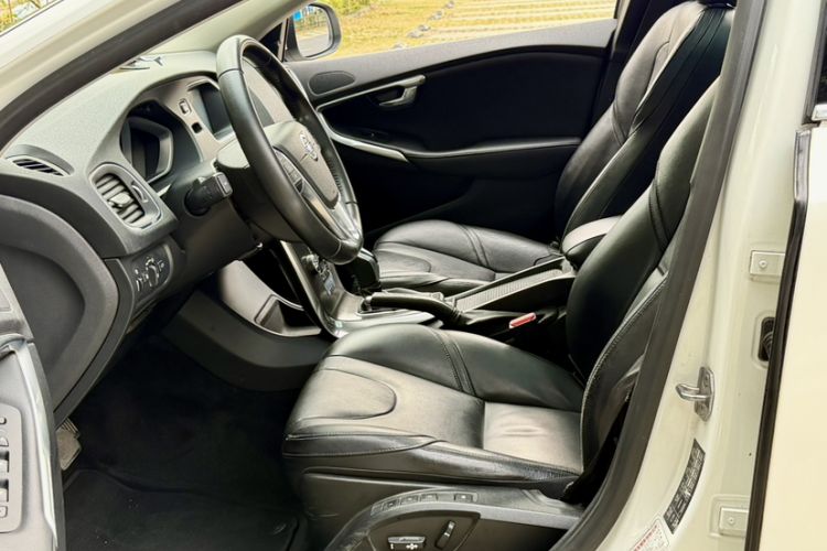 Used Volvo V40 2016 T4 Smart Luxury Edition Interior 8