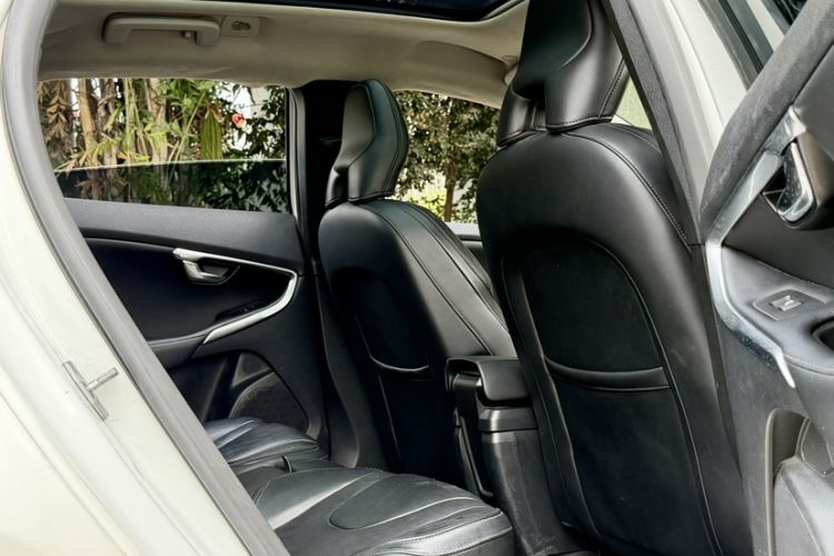 Used Volvo V40 2016 T4 Smart Luxury Edition Interior 9