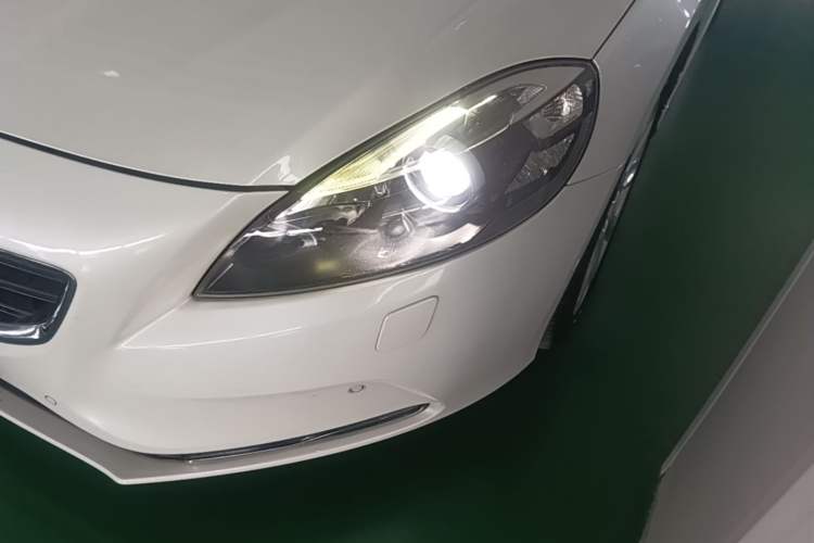Used Volvo V40 2016 T4 Smart Luxury Edition Left Front Headlight