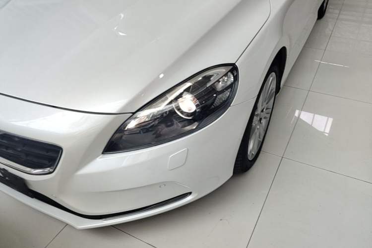 Used Volvo V40 2016 T4 Smart Luxury Edition Left Front Headlight