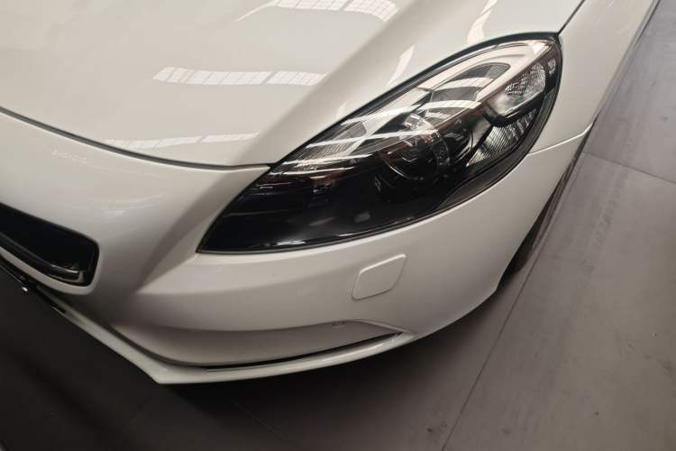 Used Volvo V40 2016 T4 Smart Luxury Edition Left Front Headlight