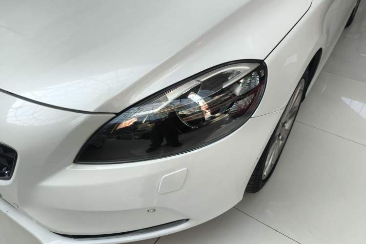 Used Volvo V40 2016 T4 Smart Luxury Edition Left Front Headlight