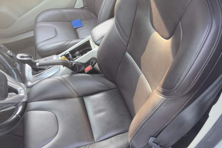 Used Volvo V40 2016 T4 Smart Luxury Edition Left Front Seat