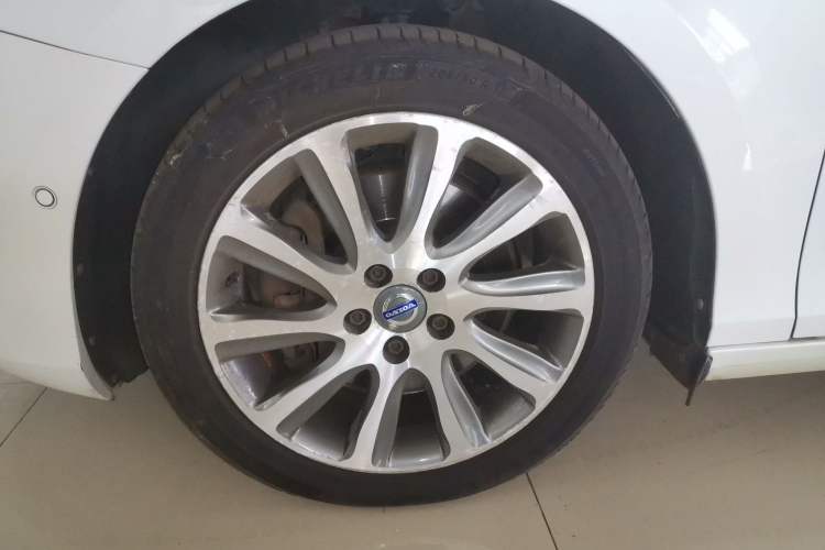 Used Volvo V40 2016 T4 Smart Luxury Edition Left Front Wheel Hub