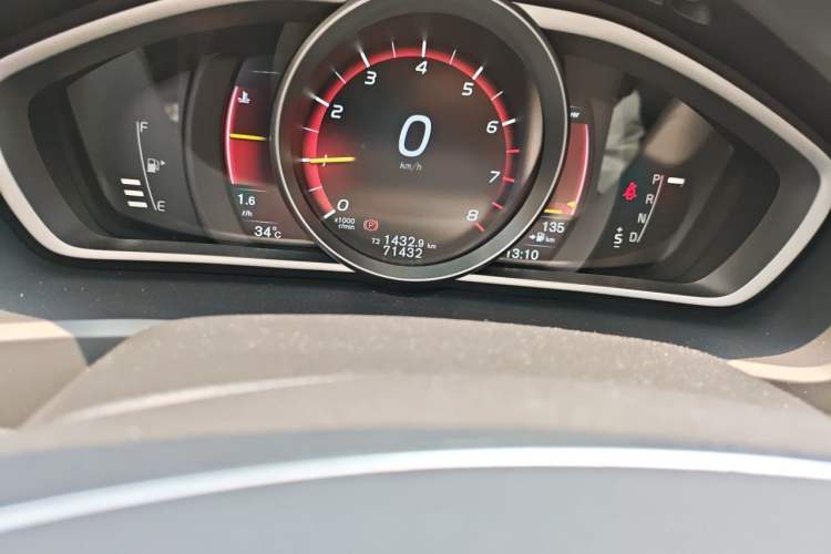 Used Volvo V40 2016 T3 Zhiyi Edition Odometer Close Up