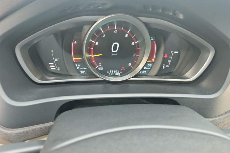 Used Volvo V40 2016 T3 Zhiyi Edition Odometer Close Up