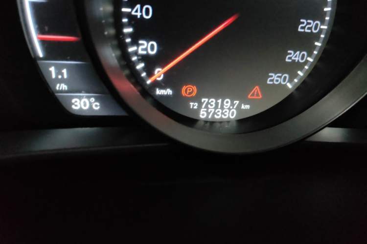 Used Volvo V40 2016 T3 Zhiyi Edition Odometer Close Up
