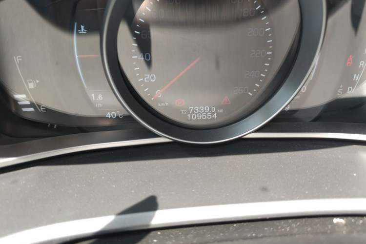 Used Volvo V40 2016 T4 Smart Luxury Edition Odometer Close Up