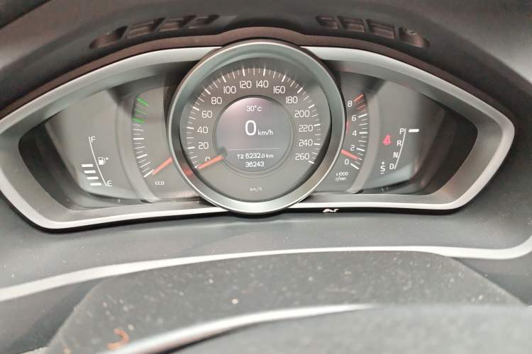Used Volvo V40 2016 T3 Zhiyi Edition Odometer Close Up