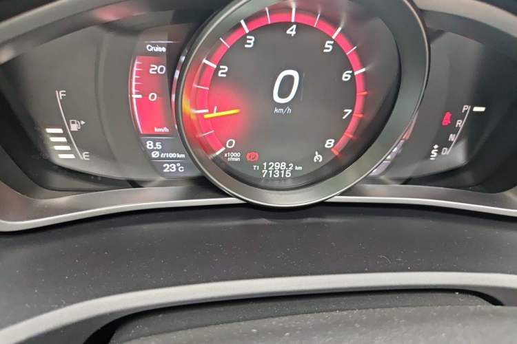 Used Volvo V40 2016 T3 Zhiyi Edition Odometer Close Up
