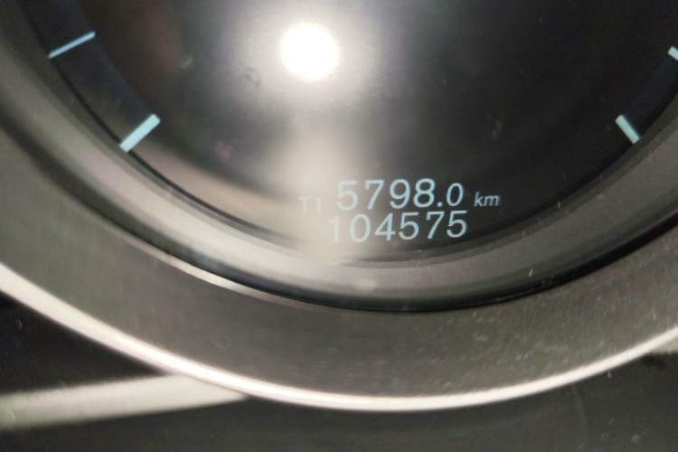 Used Volvo V40 2016 T4 Smart Luxury Edition Odometer Close Up
