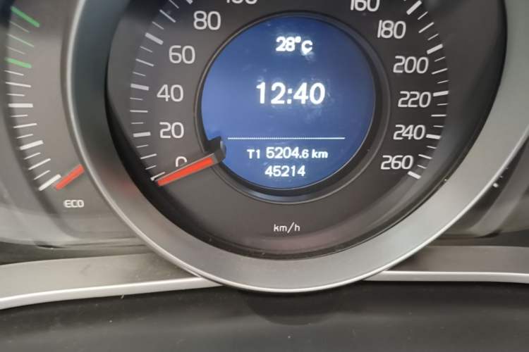 Used Volvo V40 2016 T3 Zhiyi Edition Odometer Close Up