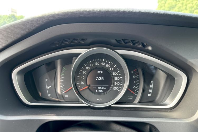Used Volvo V40 2016 T3 Zhiyi Edition Odometer Close Up