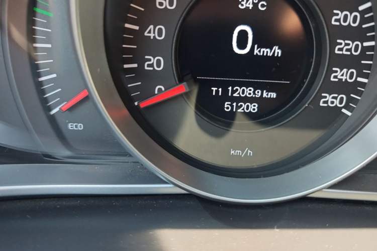 Used Volvo V40 2016 T3 Zhiyi Edition Odometer Close Up