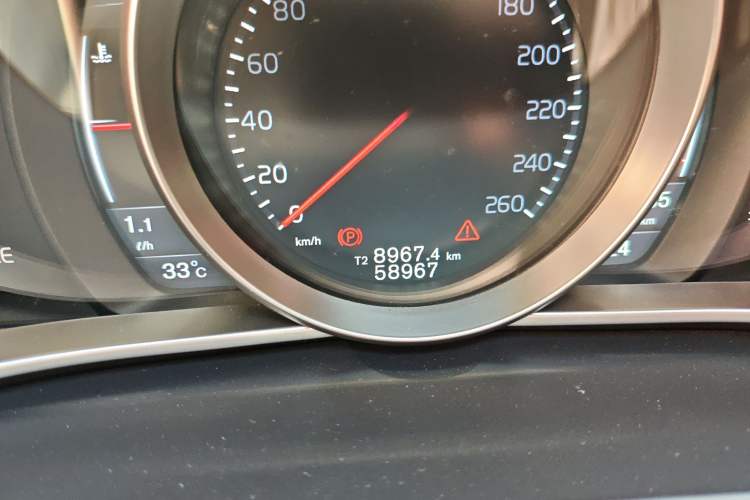 Used Volvo V40 2016 T3 Zhiyi Edition Odometer Close Up