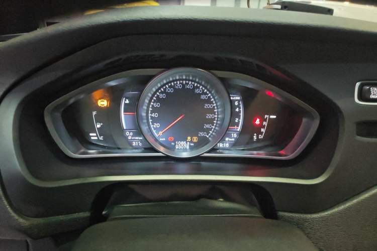 Used Volvo V40 2016 T3 Zhiyi Edition Odometer Close Up