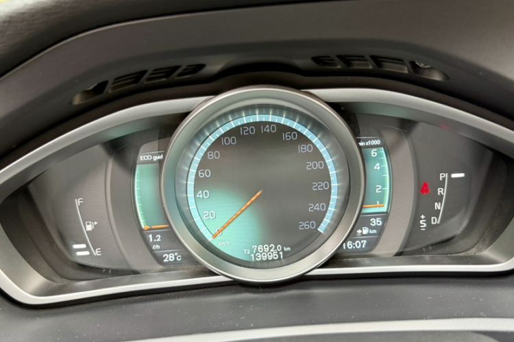 Used Volvo V40 2016 T4 Smart Luxury Edition Odometer Close Up