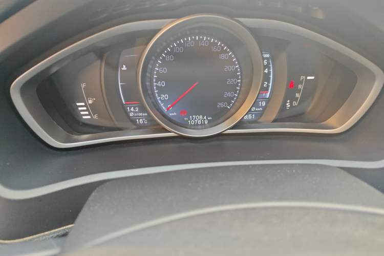 Used Volvo V40 2016 T3 Zhiyi Edition Odometer Close Up