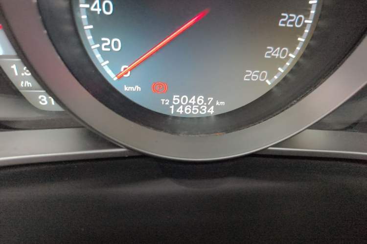 Used Volvo V40 2016 T3 Zhiyi Edition Odometer Close Up