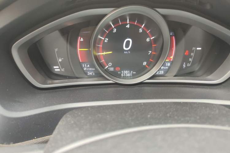 Used Volvo V40 2016 T4 Smart Luxury Edition Odometer Close Up
