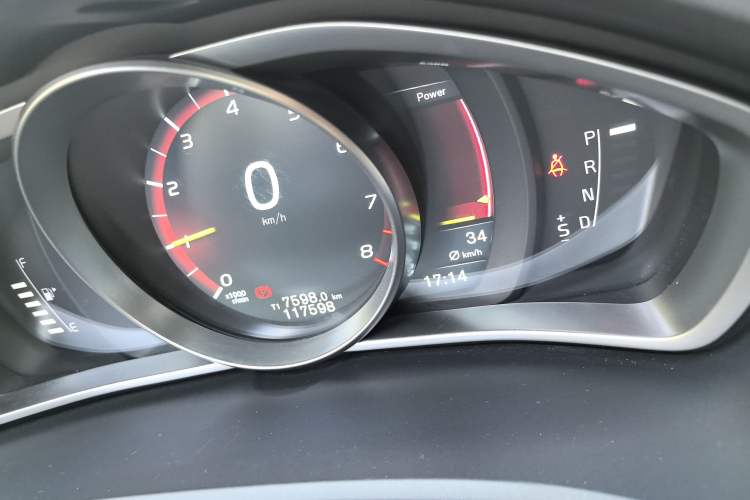 Used Volvo V40 2016 T4 Smart Luxury Edition Odometer Close Up
