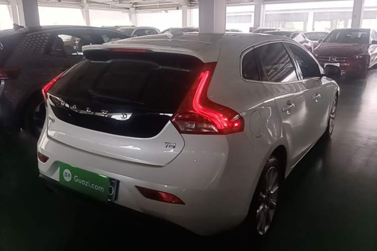 Used Volvo V40 2016 T4 Smart Luxury Edition Rear Right 45 Deg