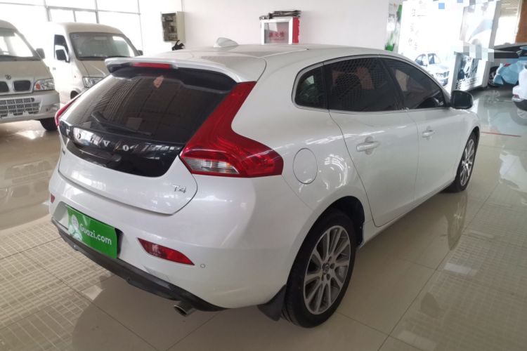 Used Volvo V40 2016 T4 Smart Luxury Edition Rear Right 45 Deg